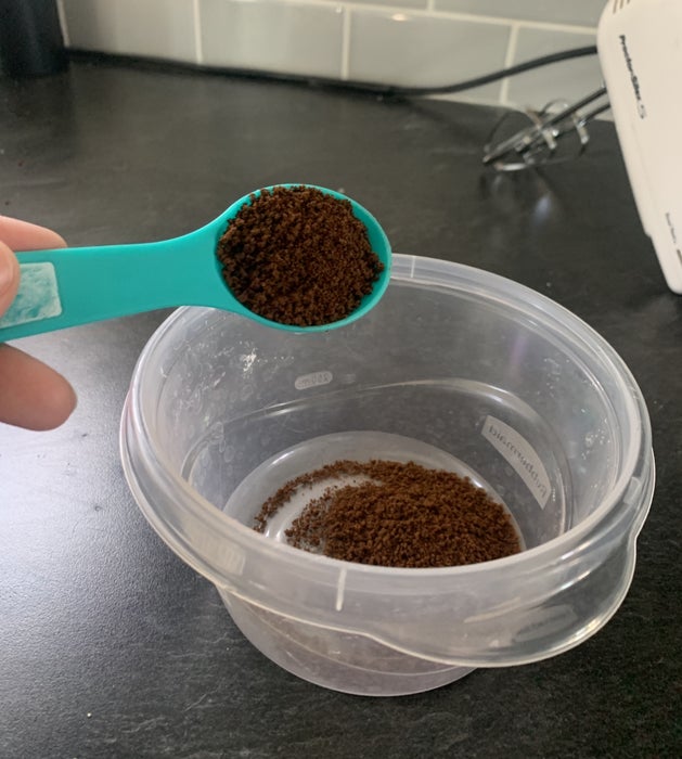 量取并加入速溶咖啡