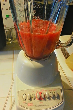 混合冰沙与奶油制作冷饮