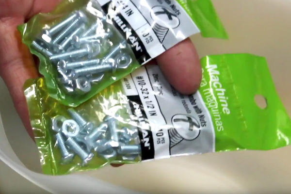 用螺母螺栓固定组件