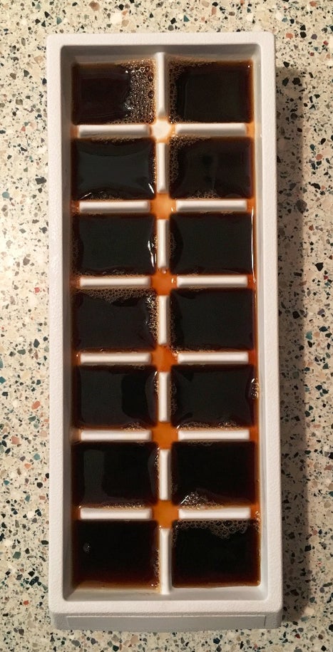 用咖啡填满冰格