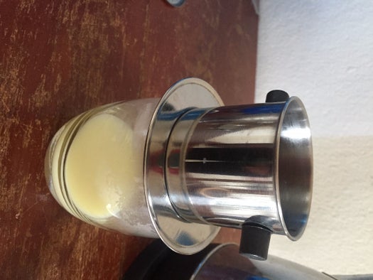 倒入炼乳至杯中