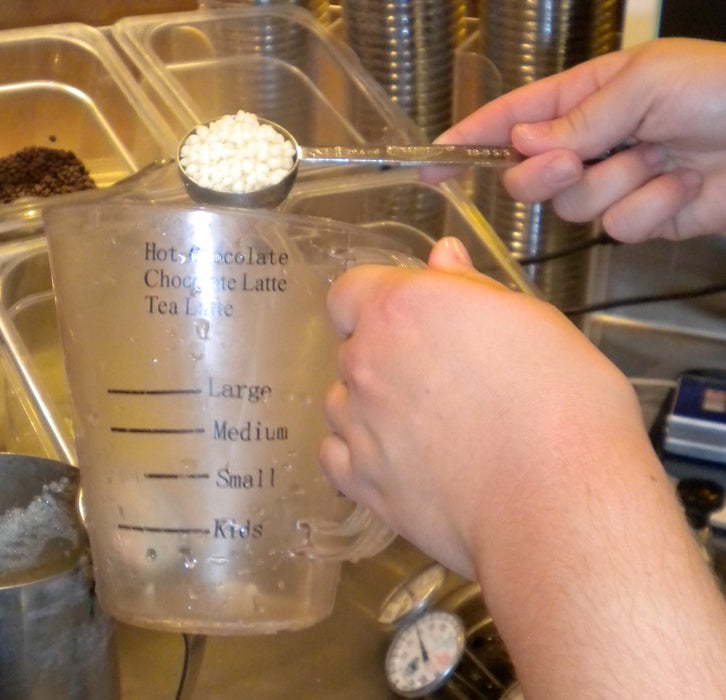 量取巧克力豆倒入奶缸