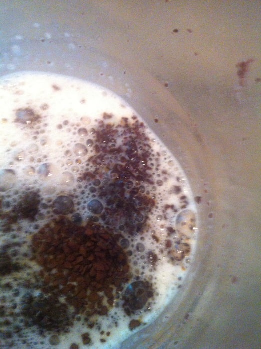 搅拌冰块、糖、牛奶和咖啡