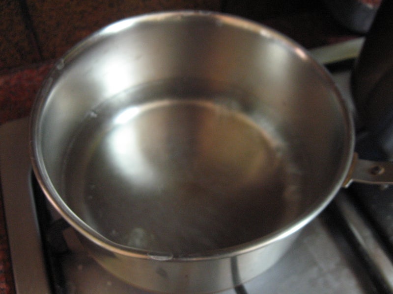 向咖啡滤器注入沸水