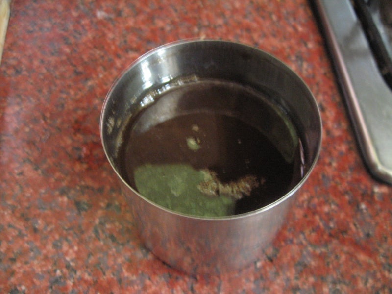 将滤出的咖啡液倒入杯中