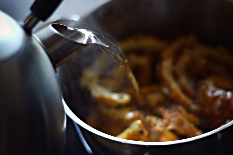 将沸水倒入菠萝皮中。