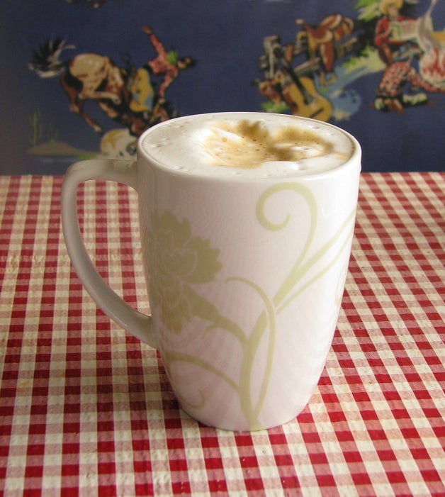 离网拿铁:无需电力或浓缩咖啡机的绵密完美