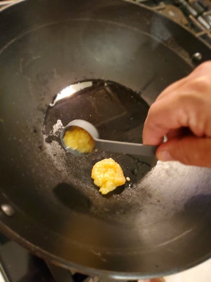 步骤二：炒制洋葱底料