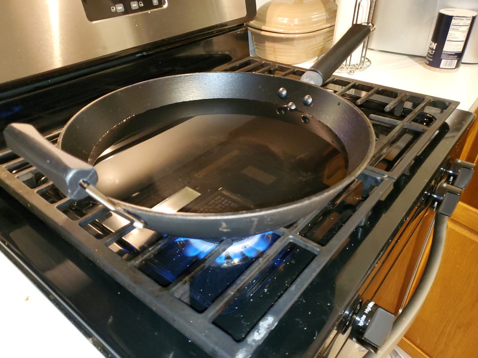 步骤一：准备意面/解冻虾仁