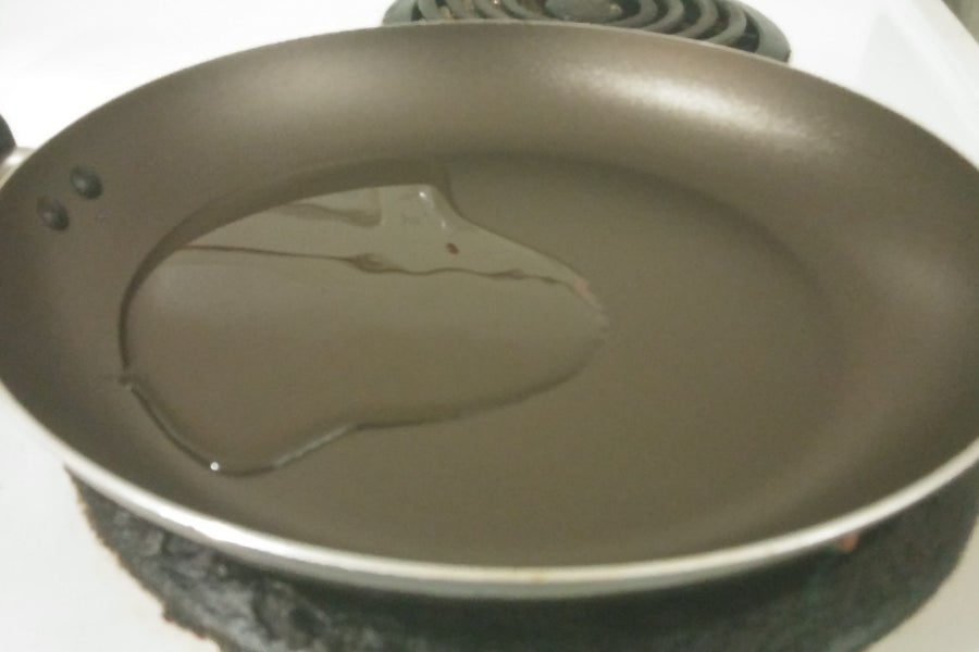 炒制鸡肉与面片