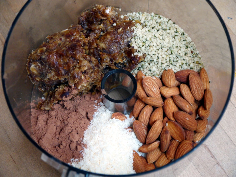 将食材放入食物处理器混合