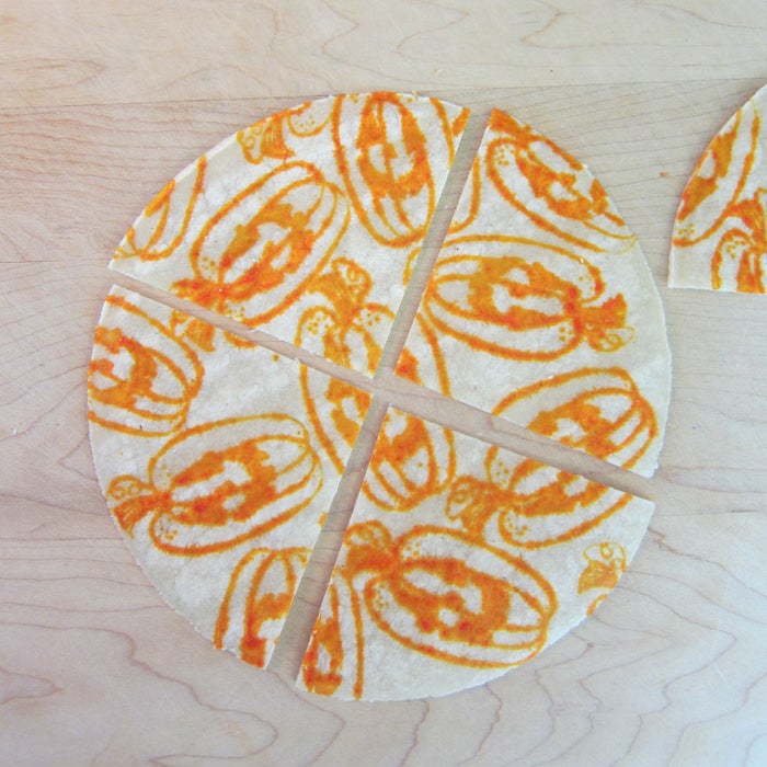 切割烘烤玉米饼