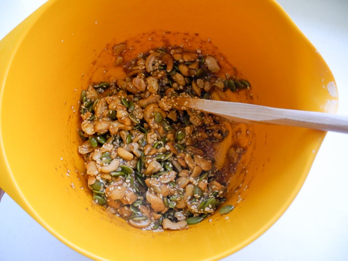 加入坚果种子和果干