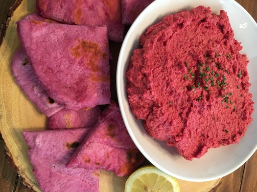 烟熏红椒粉甜菜根鹰嘴豆泥配甜菜根皮塔饼