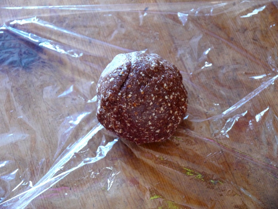 将混合物从食物处理器中取出并揉成球状