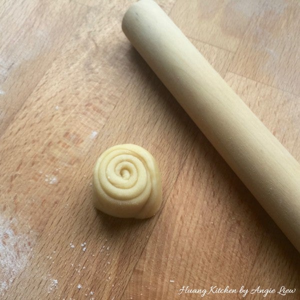 Flatten the Cut Pastry Skin for Wrapping Filling.