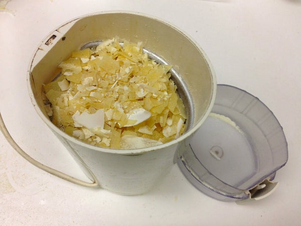 将碎片放入研磨机