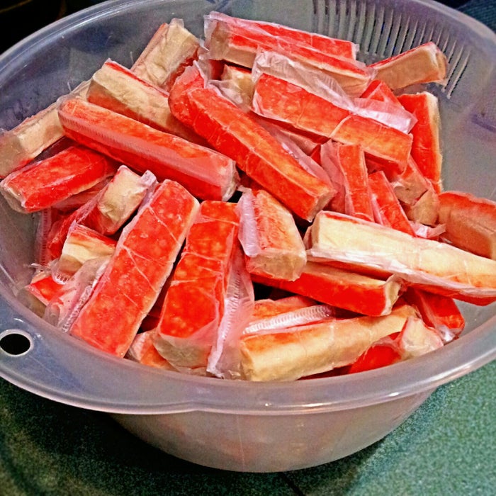 将蟹柳拆解成细丝