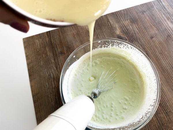 分次加入炼乳并持续搅打至蓬松