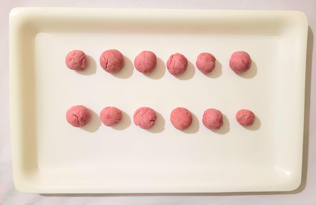 揉制粉色面团球