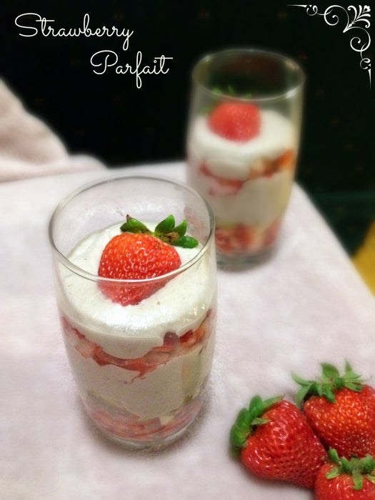 纯素生食草莓芭菲