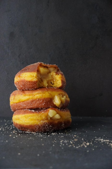 南瓜面团甜甜圈配苹果派馅