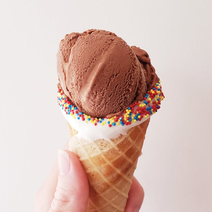 经典牛奶巧克力冰淇淋华夫筒