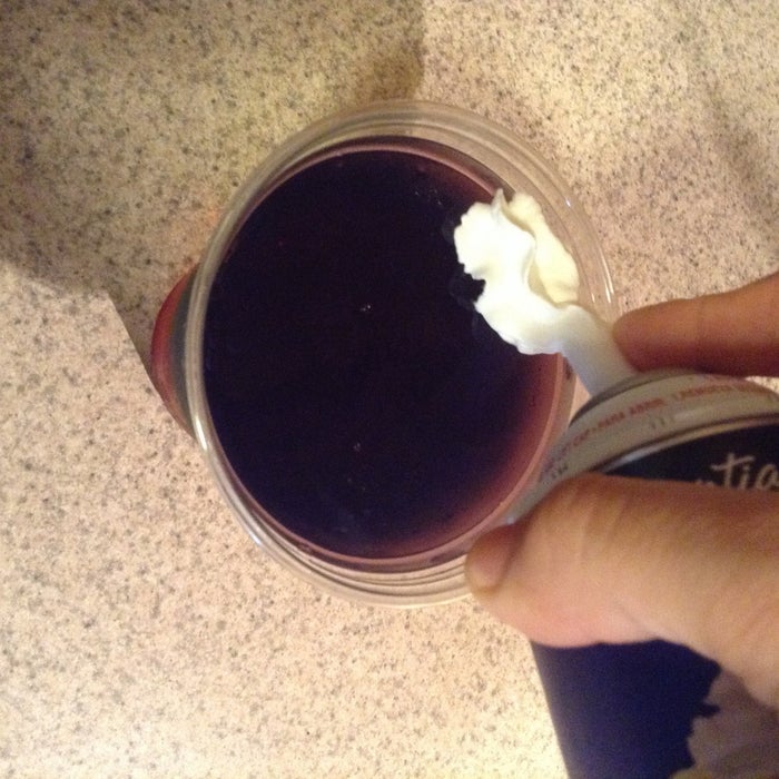 添加奶油和樱桃