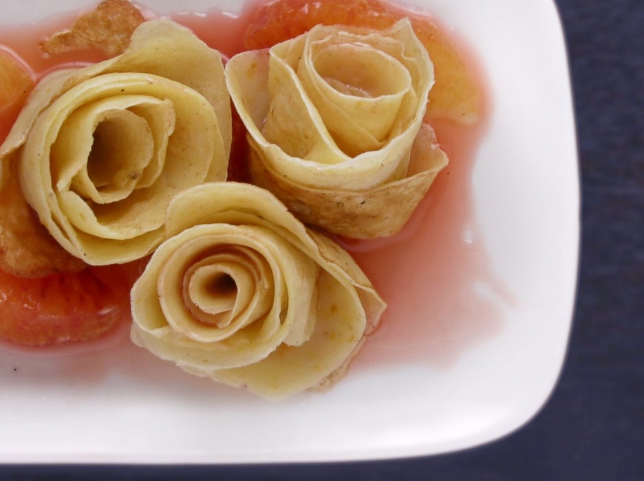 可丽饼玫瑰花配血橙与豆蔻