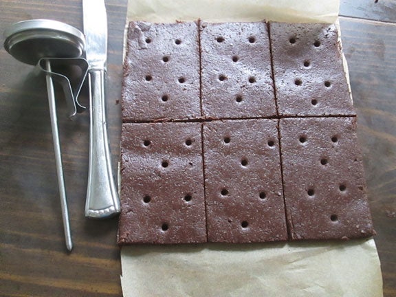 制作顶层饼干并烘烤