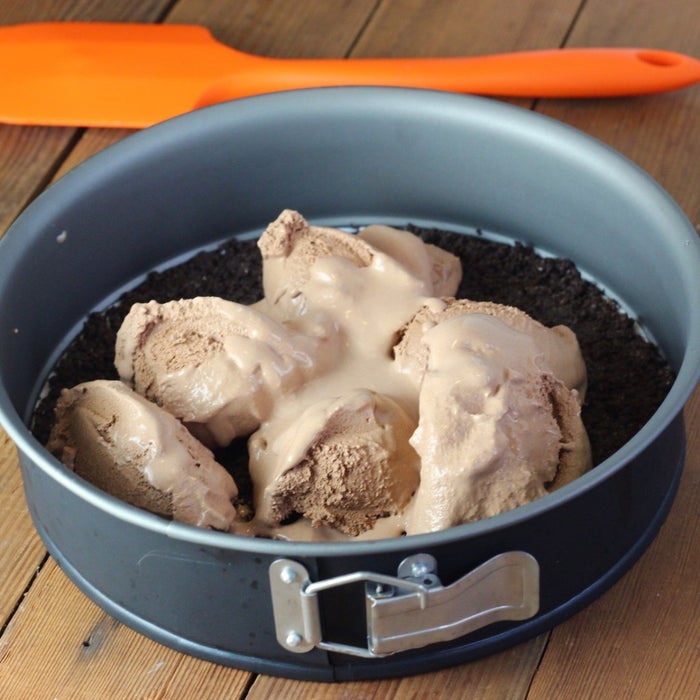 铺第一层椰子冰淇淋