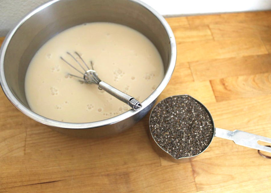 倒入奇亚籽并搅拌均匀