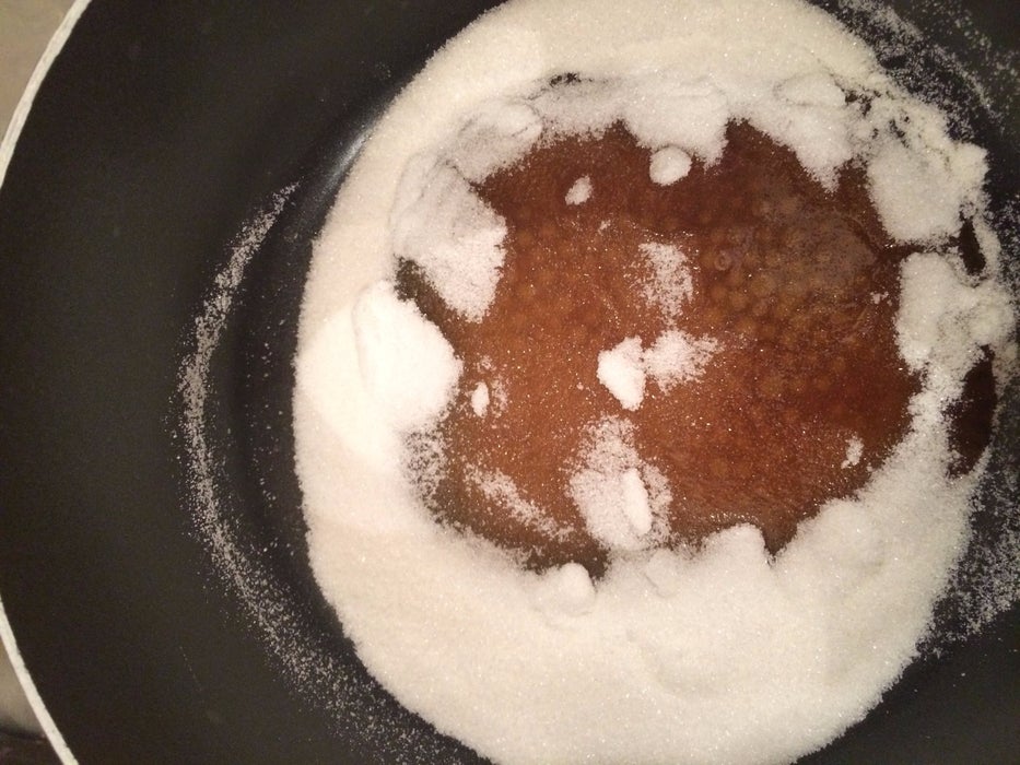 组装焦糖泡芙塔