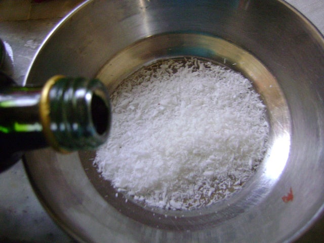 压碎冰块并染色椰丝！