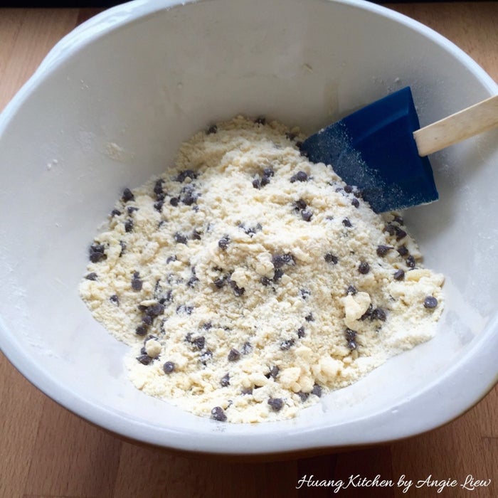 第五步：加入巧克力碎并拌匀