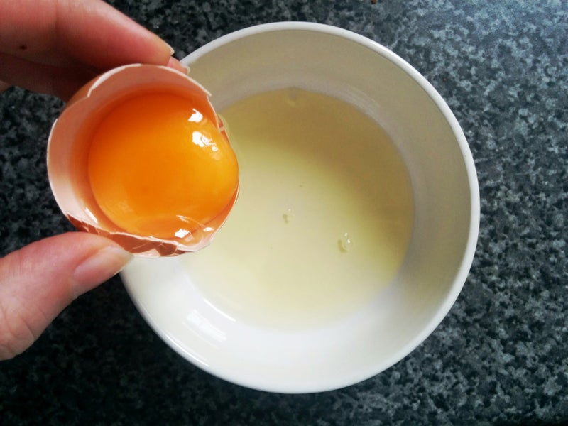 分离蛋清与预热砂糖