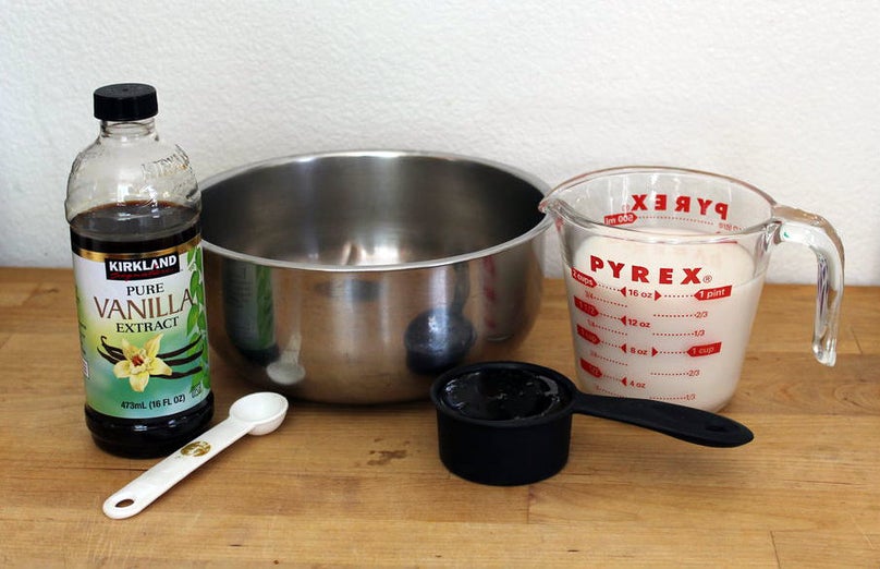 混合椰奶、蜂蜜与香草精