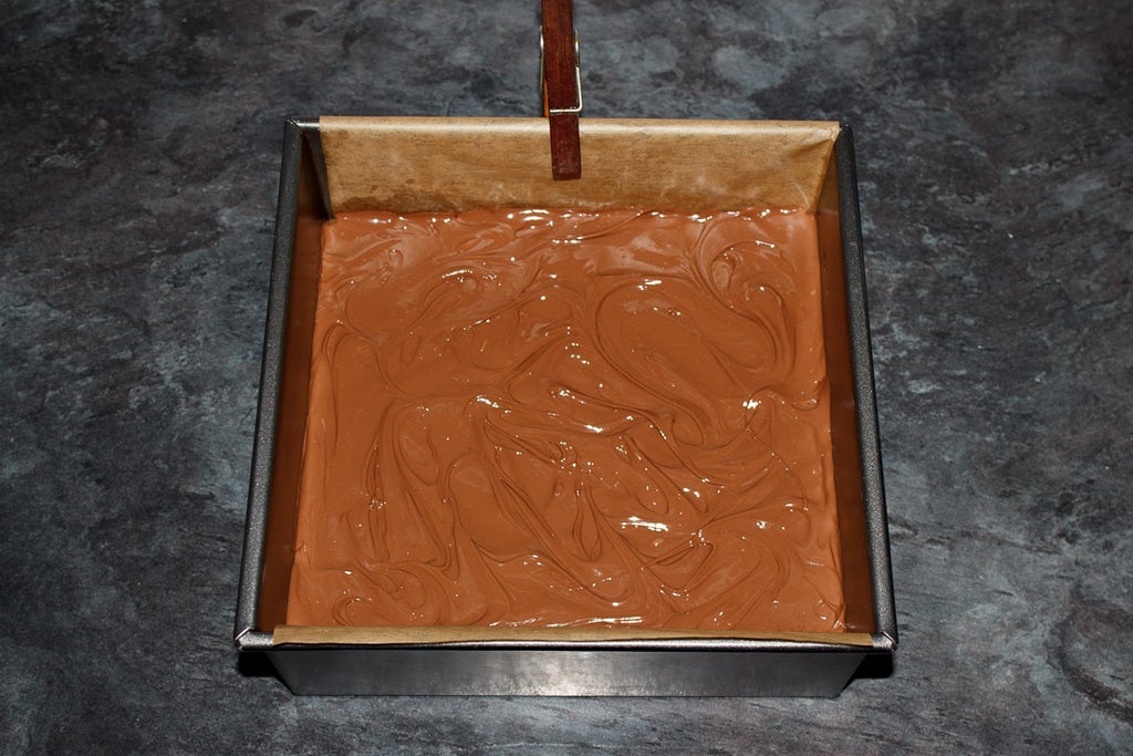 继续制作巧克力顶层...