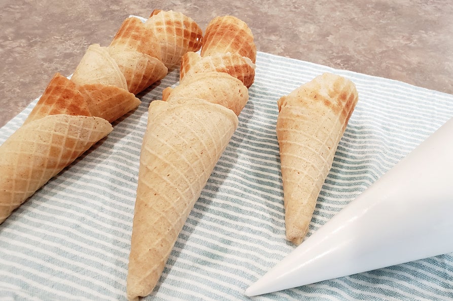 华夫筒制作：烘烤成型