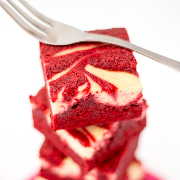 如何制作最美味的红丝绒芝士蛋糕漩涡布朗尼