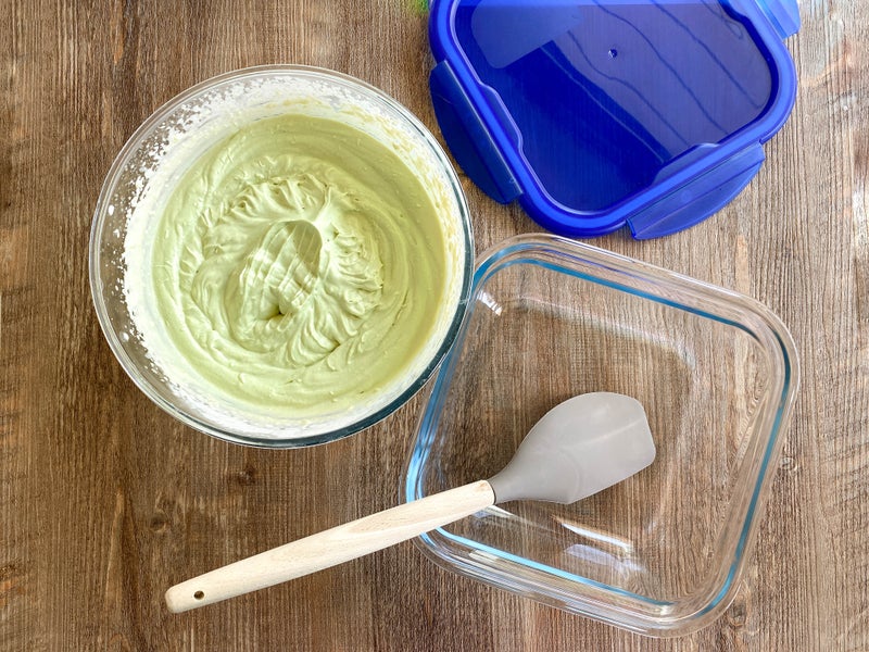 将冰淇淋糊倒入耐冻容器