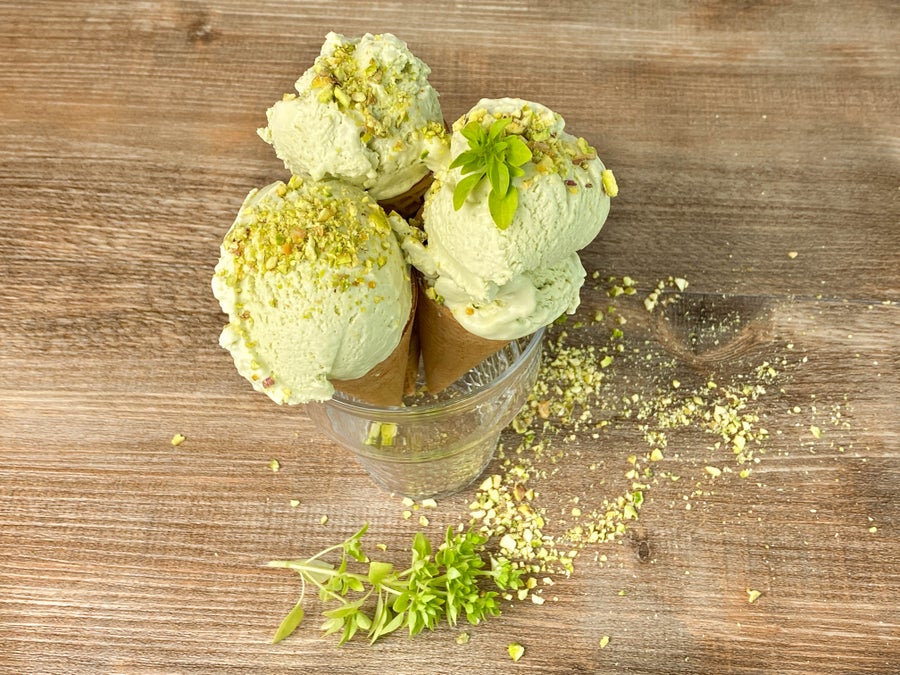 用1-2枝新鲜薄荷叶或罗勒叶装饰。尽情享用吧！！！