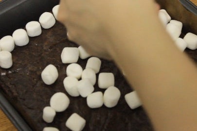 制作焦糖化棉花糖顶！