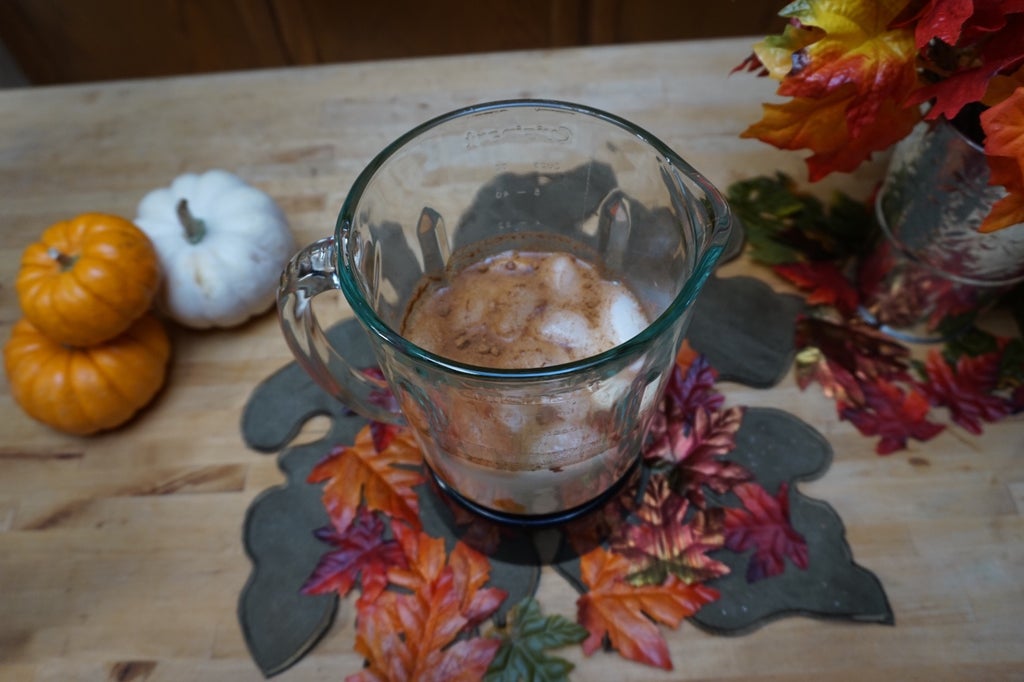 将所有材料倒入搅拌机！