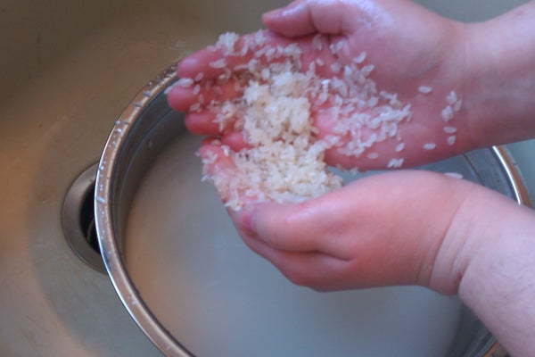 清洗和准备米饭