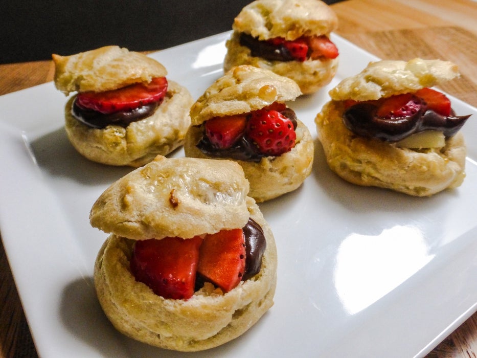 伯爵茶古杰赫泡芙配黑巧克力、白切达奶酪与草莓