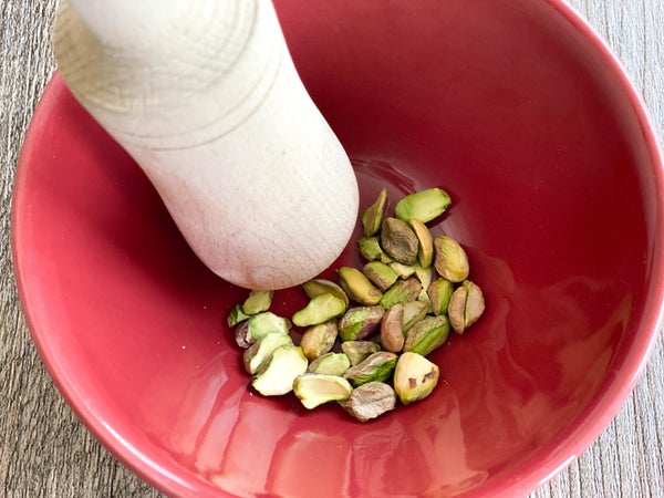 撒上切碎的开心果碎