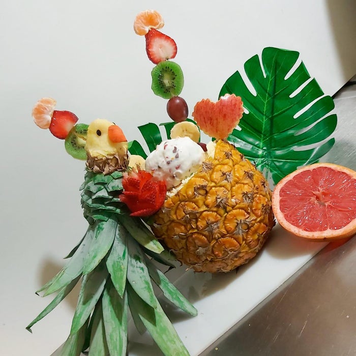 热带风情菠萝鹦鹉水果沙拉