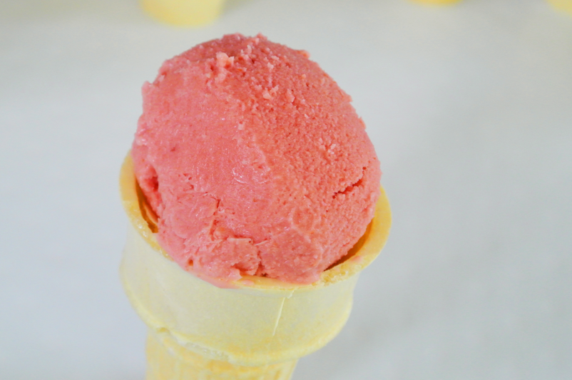 超级简单草莓（或其他水果！）冰淇淋