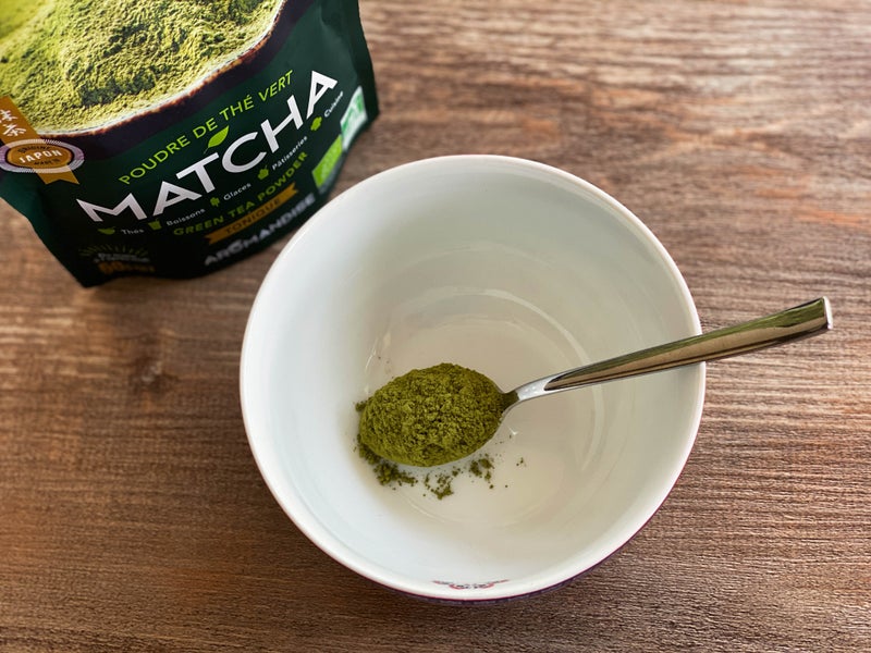 将1茶匙抹茶粉与4-5汤匙奶油单独混合。直接加入淡奶油会导致结块